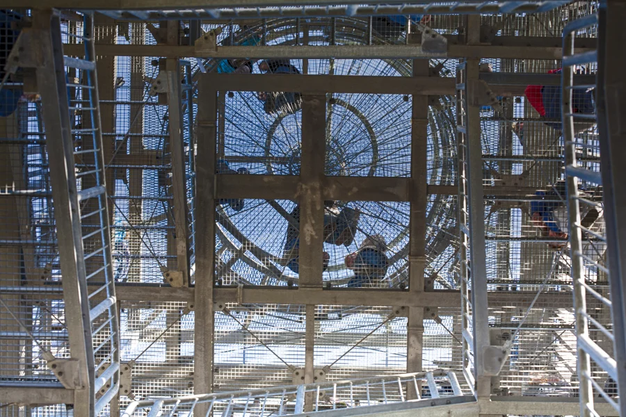 Eine geometrische Metallkonstruktion und ihre Spiegelungen