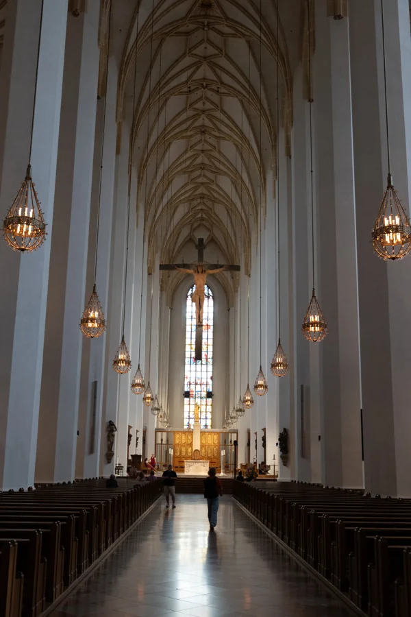 Kircheninnenraum mit Blick auf den Altar