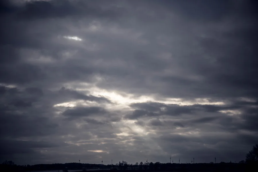 Dunkle Wolken mit hellen Lücken im Himmel