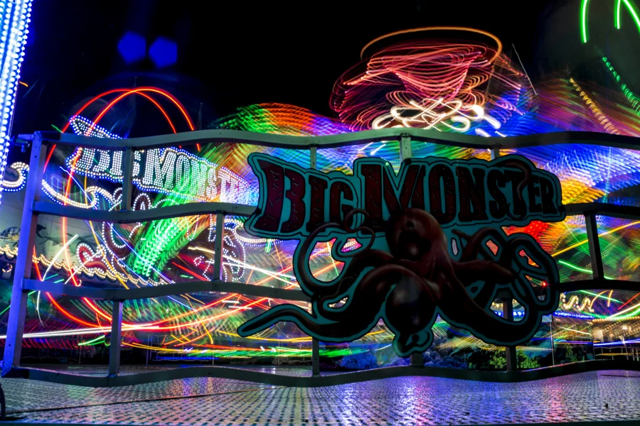 Lichter und Bewegung eines Fahrgeschäfts auf der Soester Kirmes