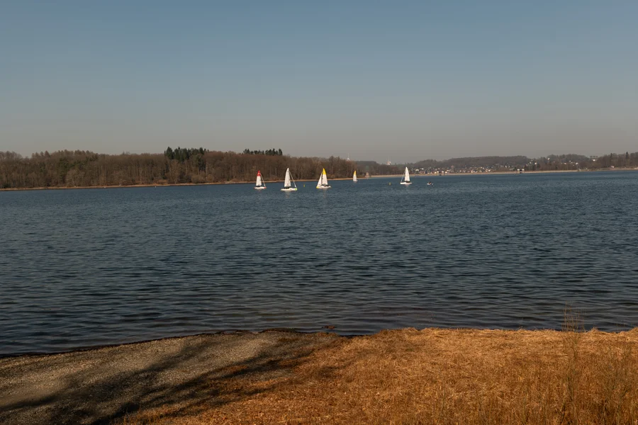 Wasserfläche mit Ufer und weitem Himmel