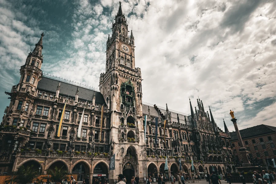 Neugotische Rathausfassade unter bewegten Wolken