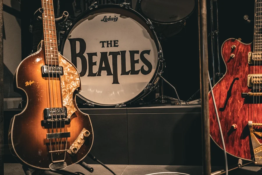 Gitarren und Schlagzeug in einer Musikausstellung