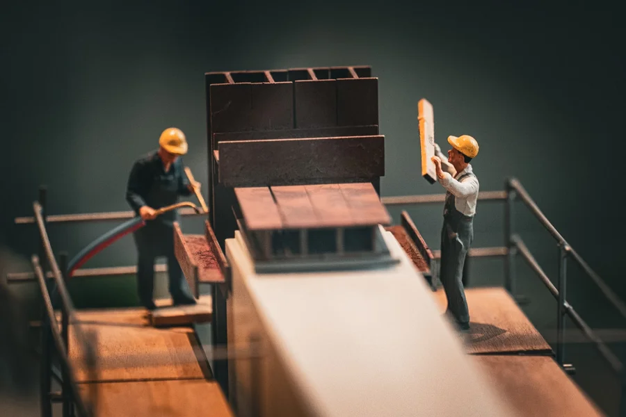 Kleine Modellfiguren in einer detailreichen Modelllandschaft