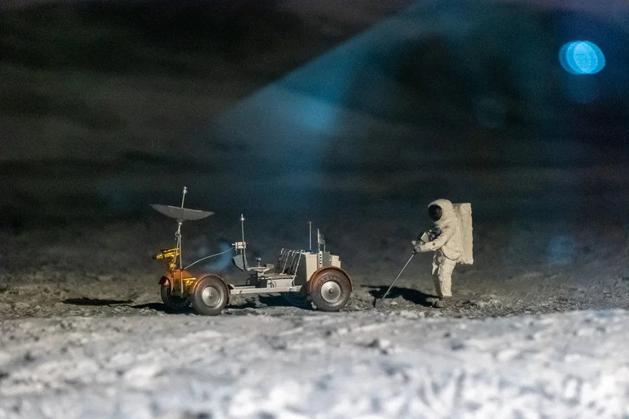 Raumfahrtmodell mit Astronautenfigur in einer Ausstellung