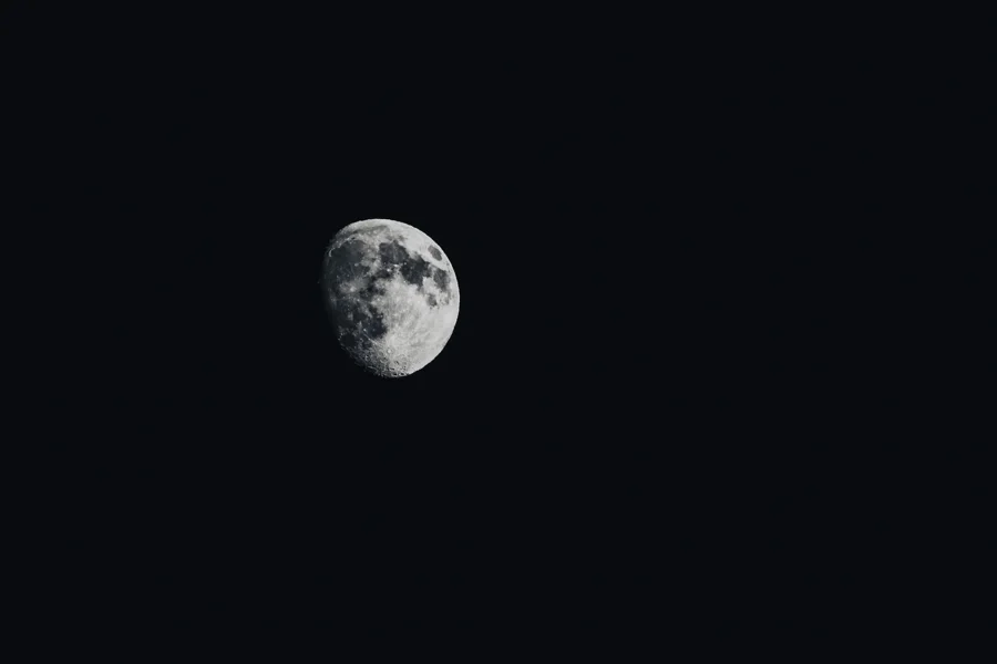 Heller Mond in einem dunklen Nachthimmel