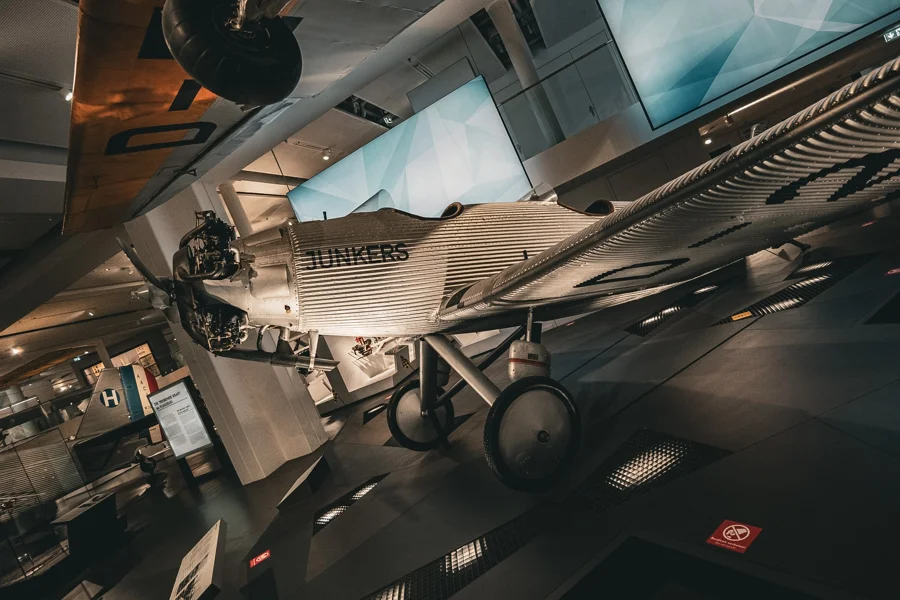 Ausgestelltes Flugzeug oder Flugzeugdetail im Museum