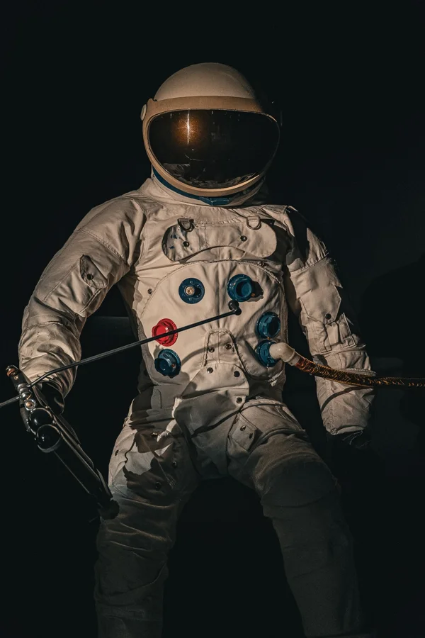 Raumfahrtmodell mit Astronautenfigur in einer Ausstellung