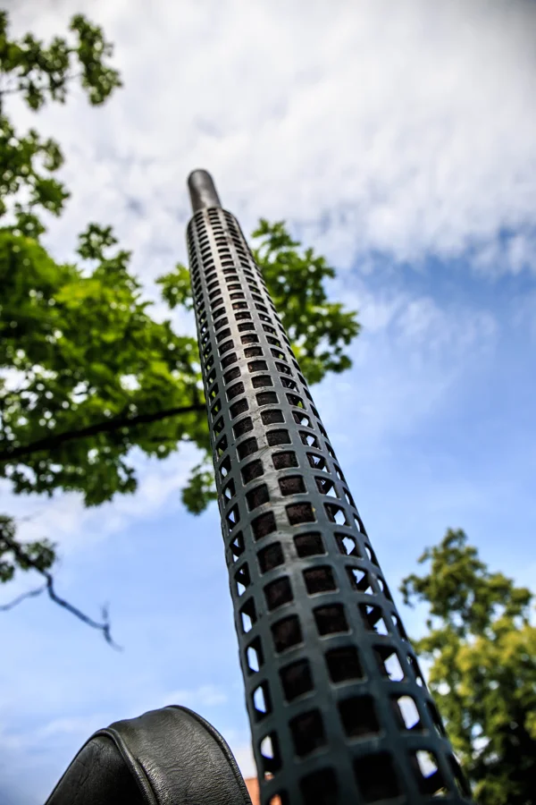 Hoher schlanker Turm vor hellem Himmel