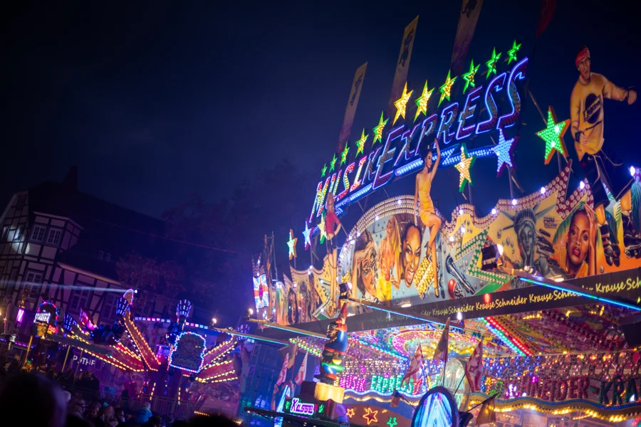 Leuchtende Fassade eines Fahrgeschäfts auf der Soester Kirmes
