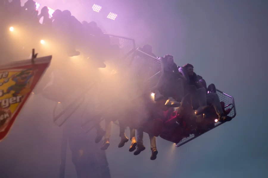Lichter und Bewegung eines Fahrgeschäfts auf der Soester Kirmes