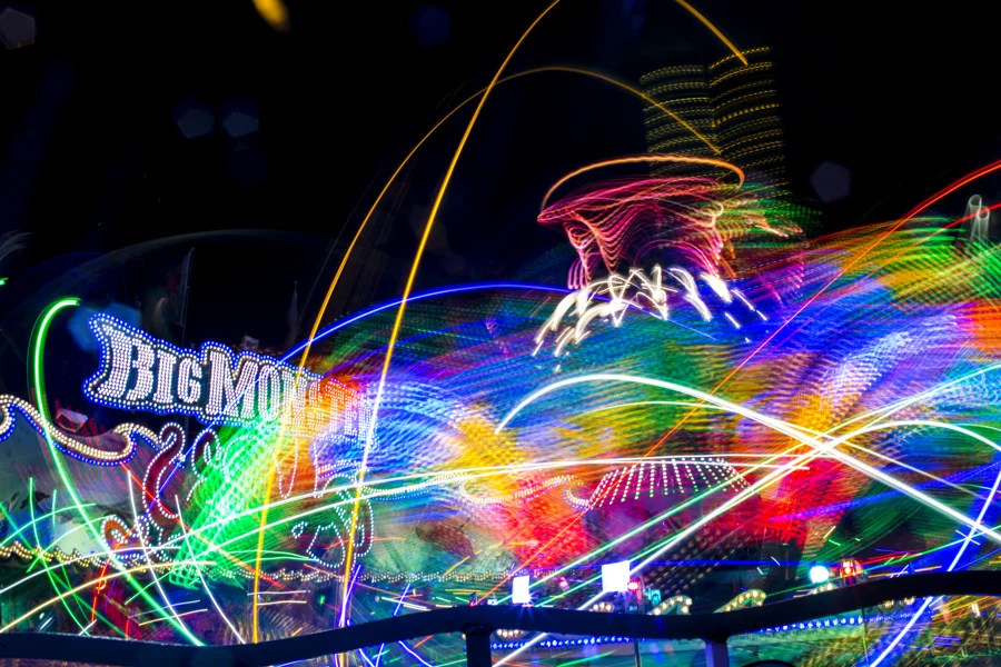 Lichter und Bewegung eines Fahrgeschäfts auf der Soester Kirmes