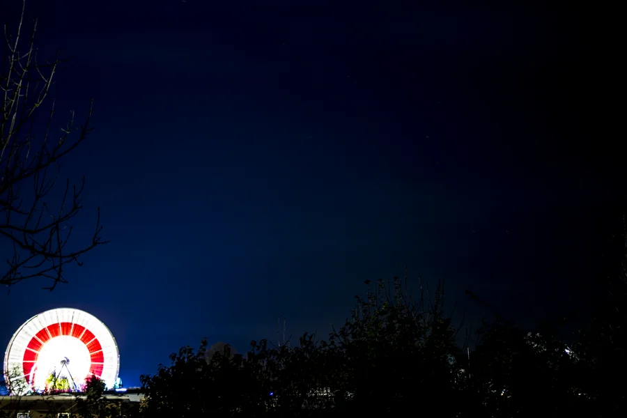 Lichter und Bewegung eines Fahrgeschäfts auf der Soester Kirmes