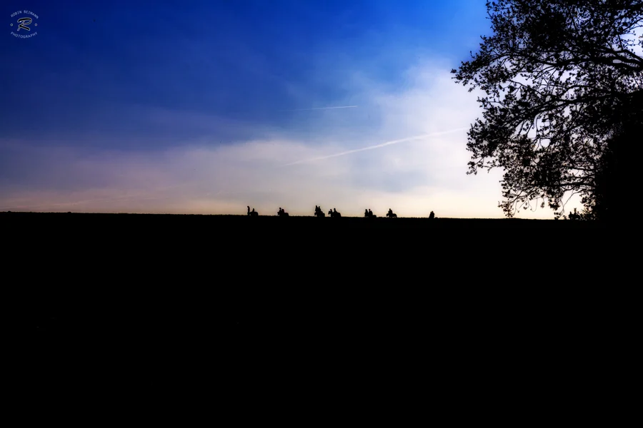 Sonnenlicht und Silhouetten im Abendhimmel