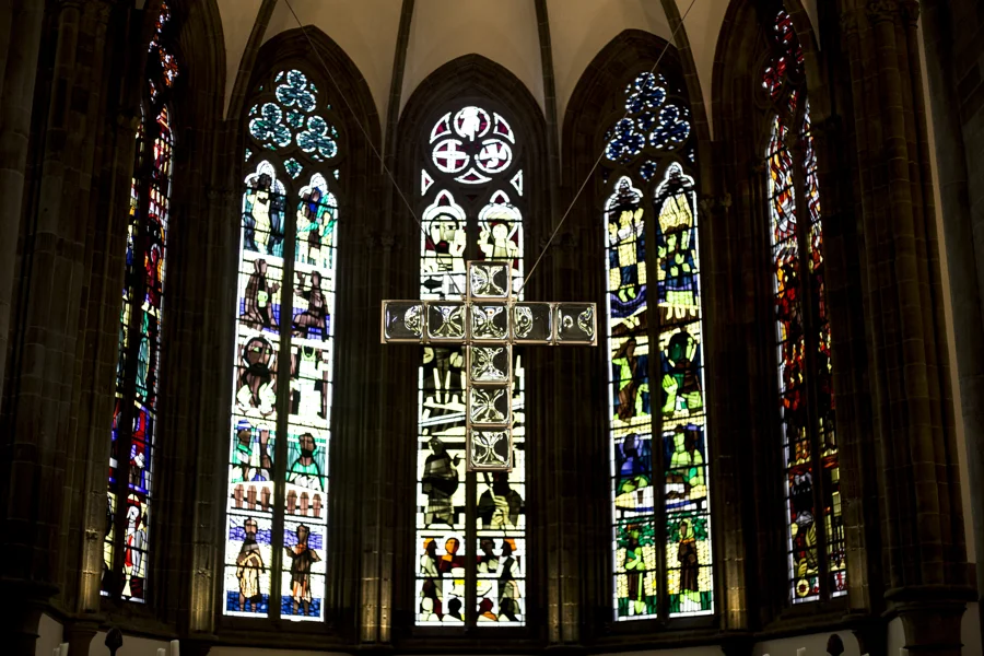 Detail eines Kirchenfensters mit farbigem Glas