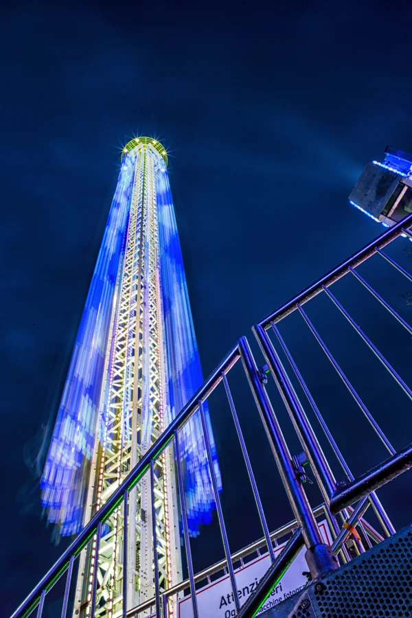 Lichter und Bewegung eines Fahrgeschäfts auf der Soester Kirmes