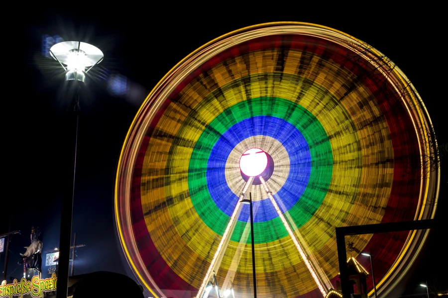 Lichter und Bewegung eines Fahrgeschäfts auf der Soester Kirmes