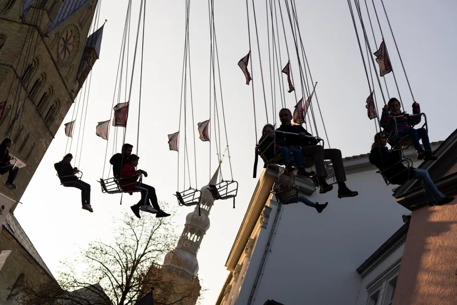 Silhouette eines Fahrgeschäfts im Gegenlicht auf der Kirmes