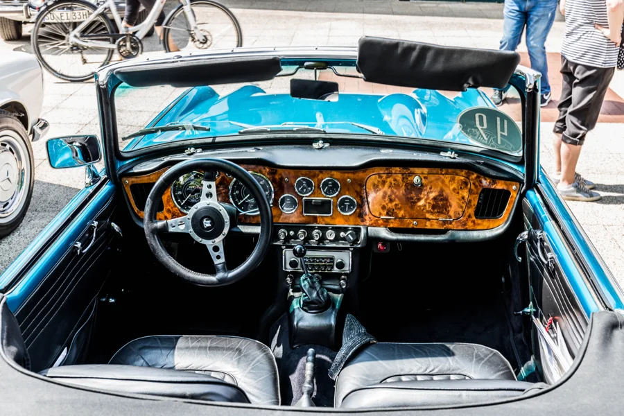 Lenkrad und Armaturen eines klassischen Autos