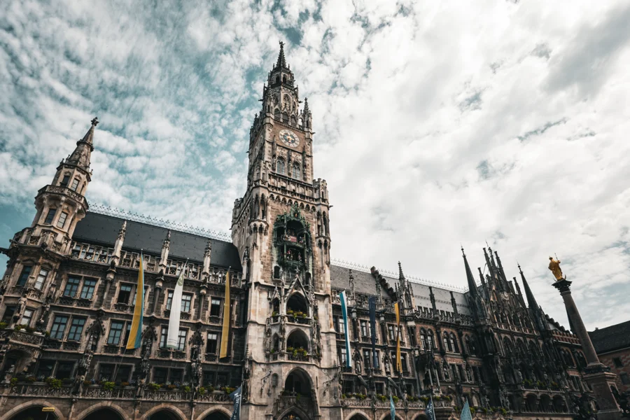 Rathausfassade vor einem dramatischen Wolkenhimmel