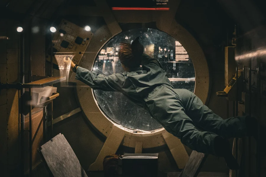 Raumfahrtmodell mit Astronautenfigur in einer Ausstellung
