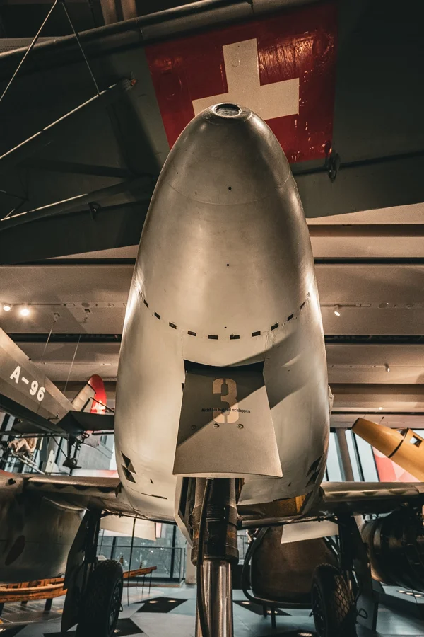 Ausgestelltes Flugzeug oder Flugzeugdetail im Museum